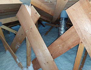 Zateplení stropu bungalovu pomocí foukané izolace